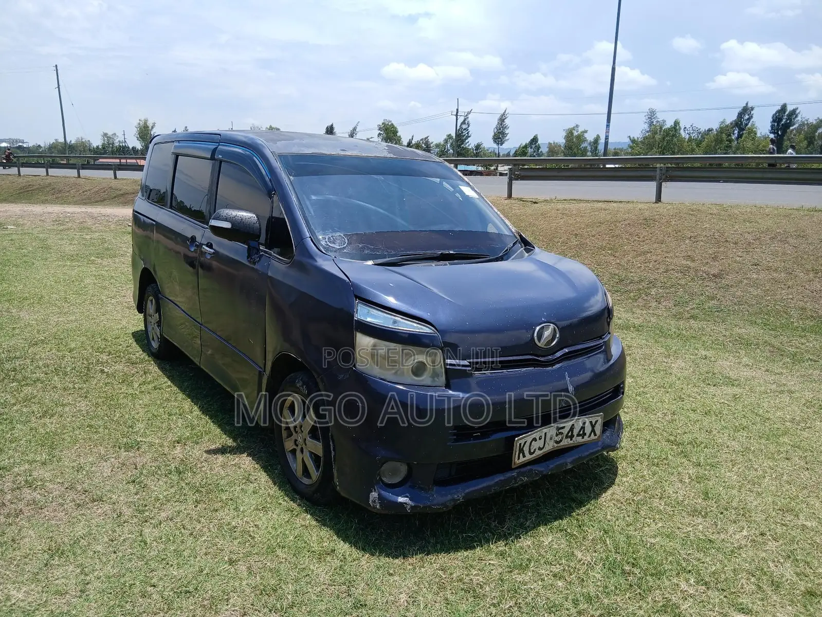 Toyota Voxy 2009 Purple