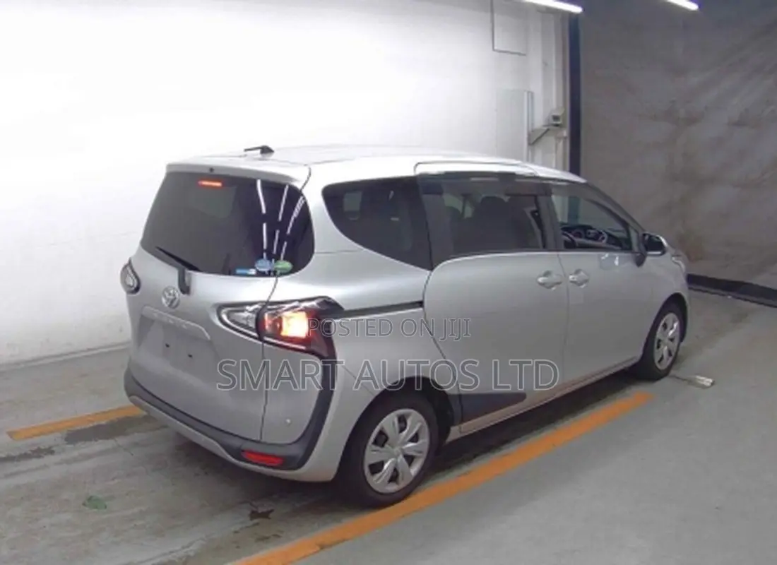 Toyota Sienta 2019 Silver