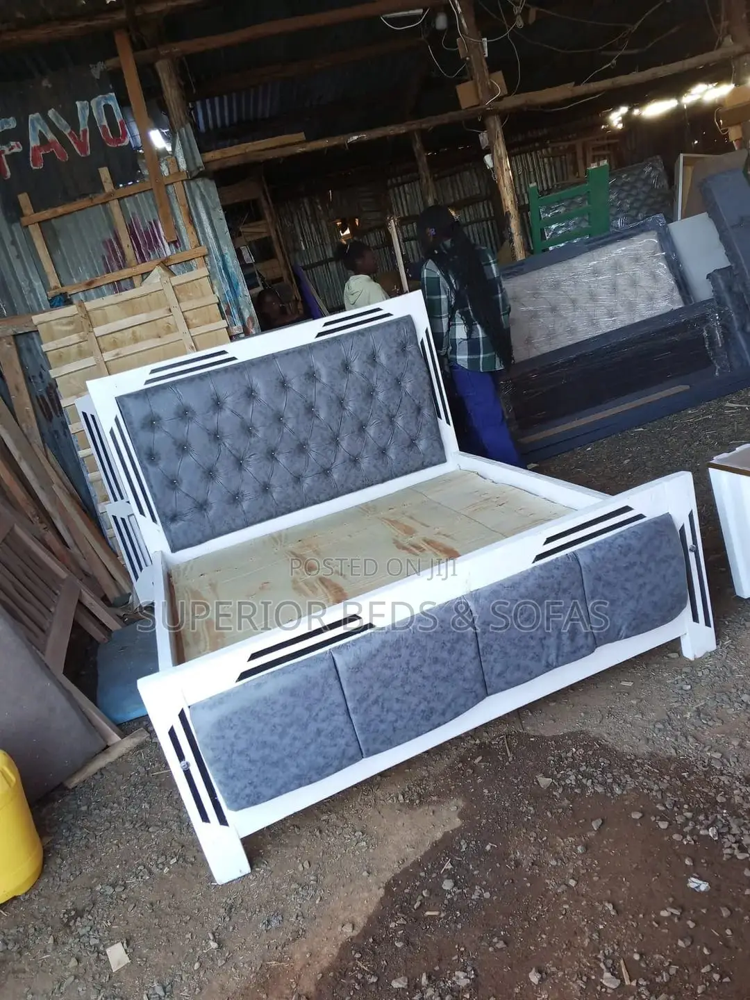5x6 Grey Mocket Bed With Black Chevron Accent