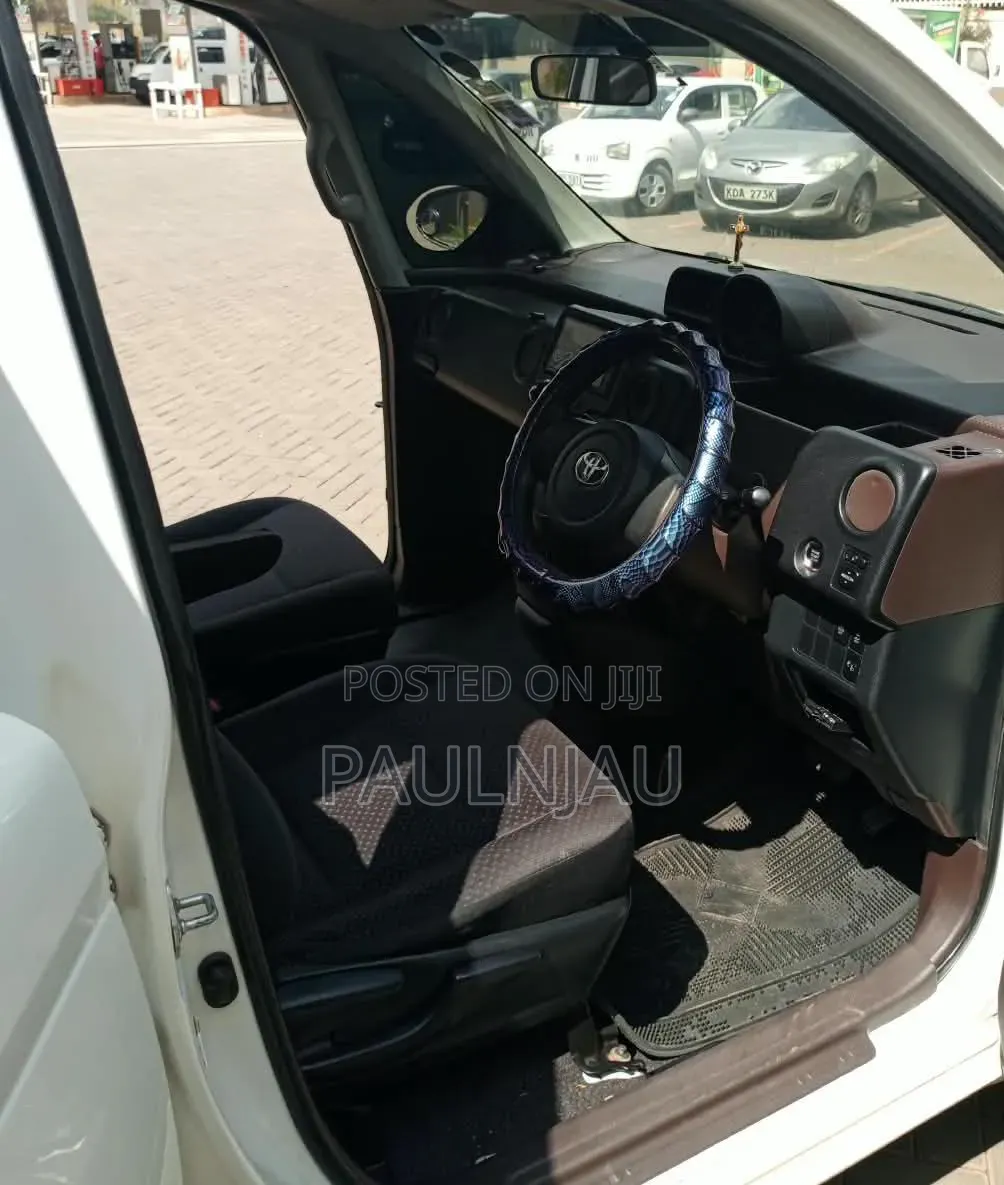 Toyota Porte 2014