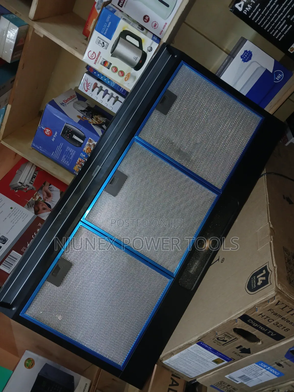 Kitchen Range Hood With Metallic Mesh