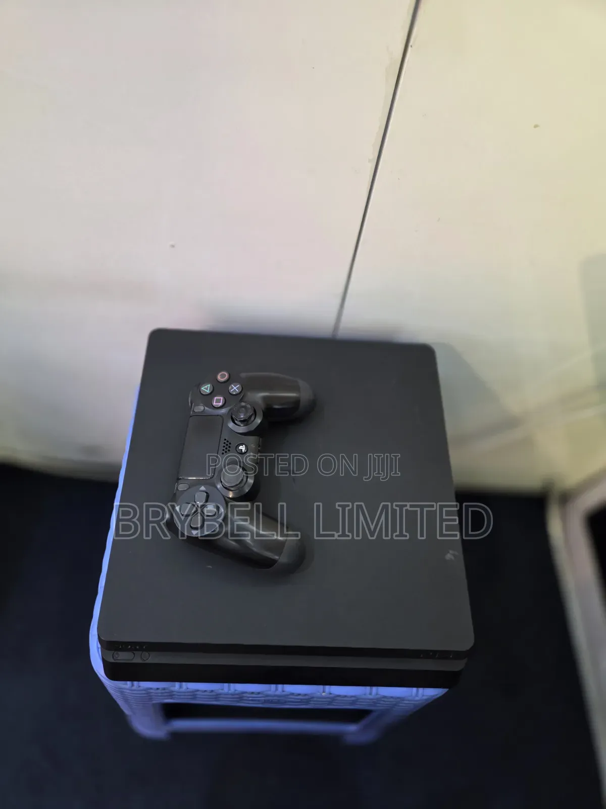 Ps4 Slim Chipped 1tb Ex Uk With 1 Controller and 1 Game