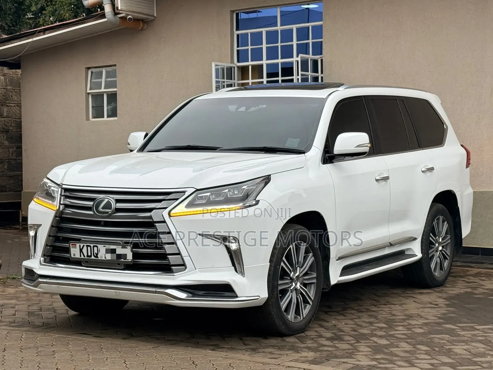 Lexus LX 570 AWD 2017 White