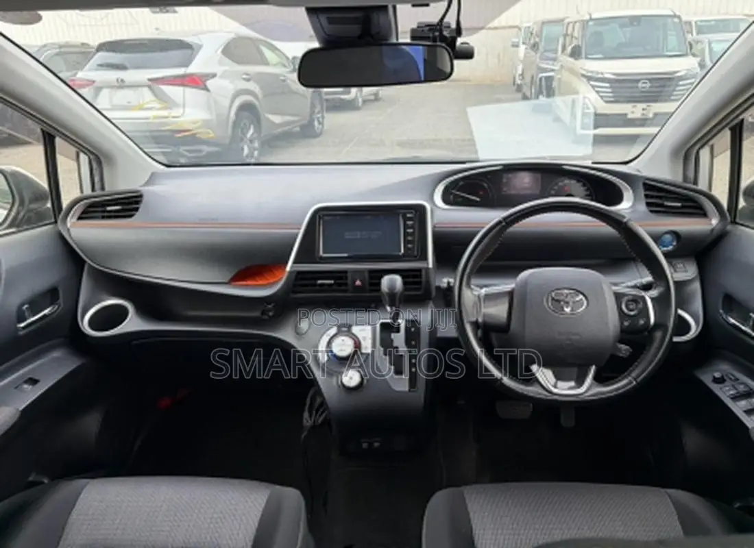 Toyota Sienta 1.5 Hybrid FWD 2019 Silver