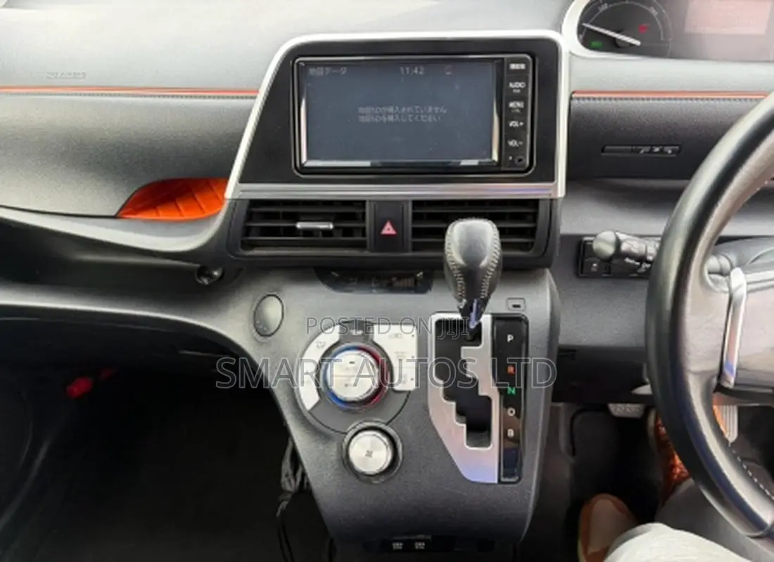 Toyota Sienta 1.5 Hybrid FWD 2019 Silver