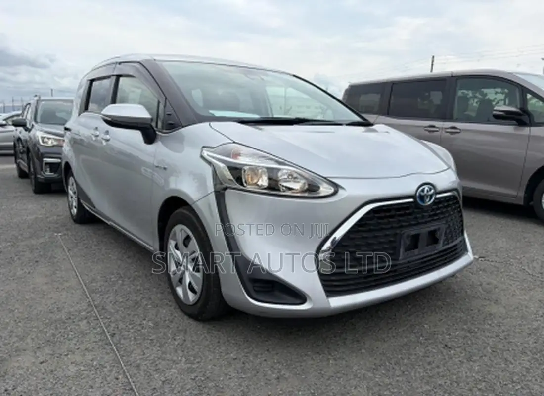 Toyota Sienta 1.5 Hybrid FWD 2019 Silver