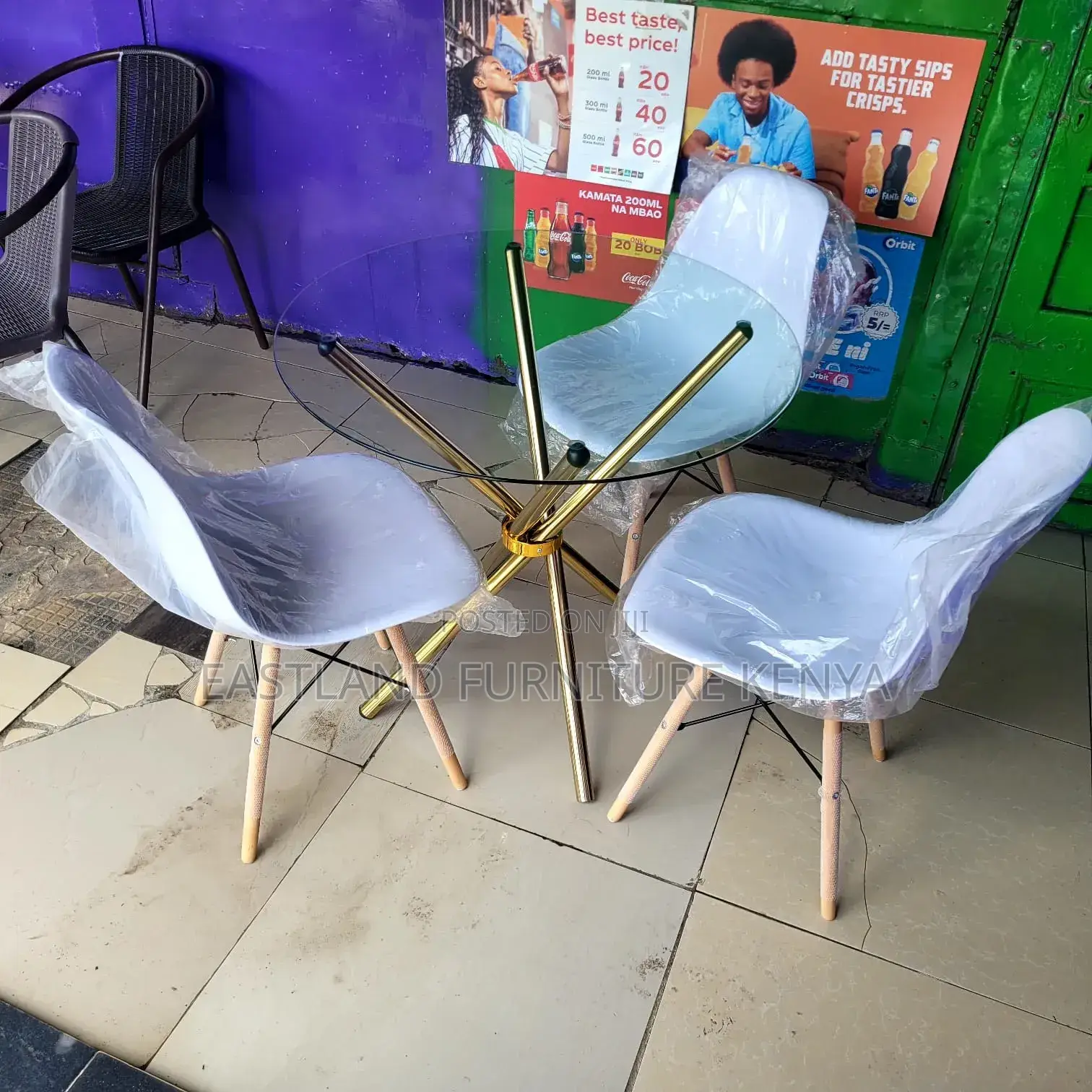 Round Glass Table an Eames