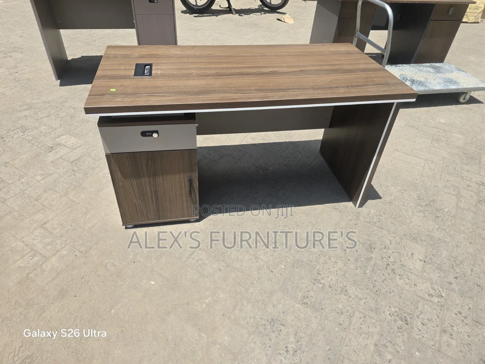 %ASSEMBLE Office Desk
