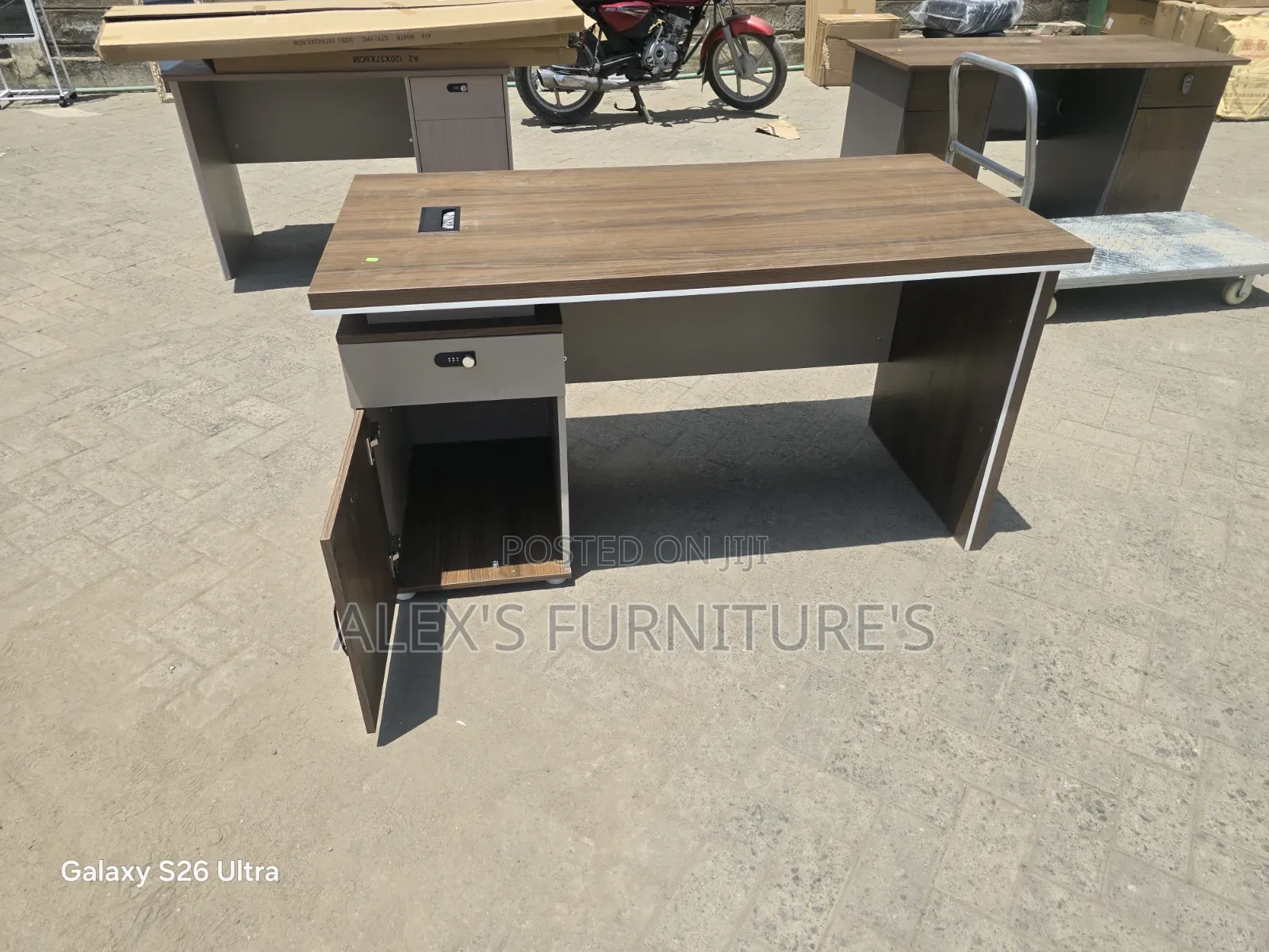 %ASSEMBLE Office Desk