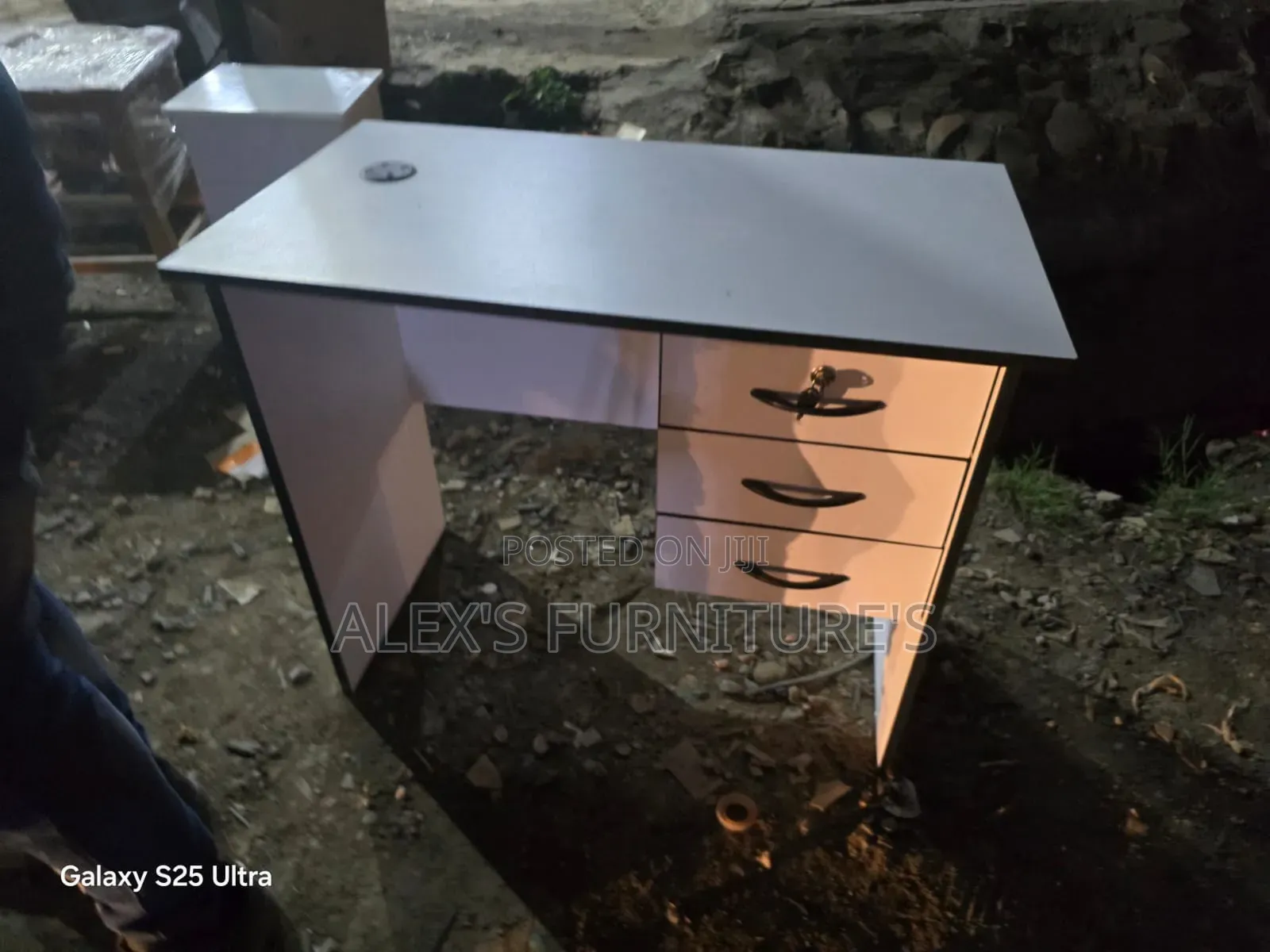 Office Desk With Fuul Top