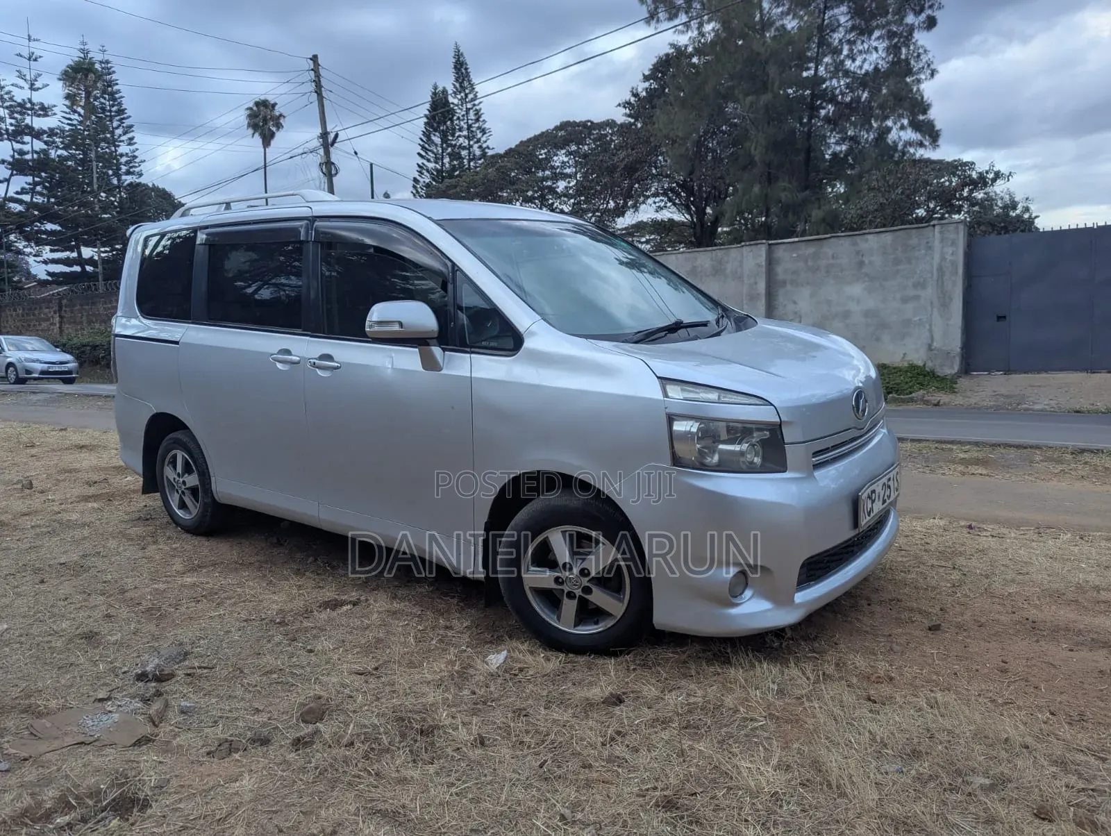 Toyota Voxy V 2WD 8-Seater 2012 Silver