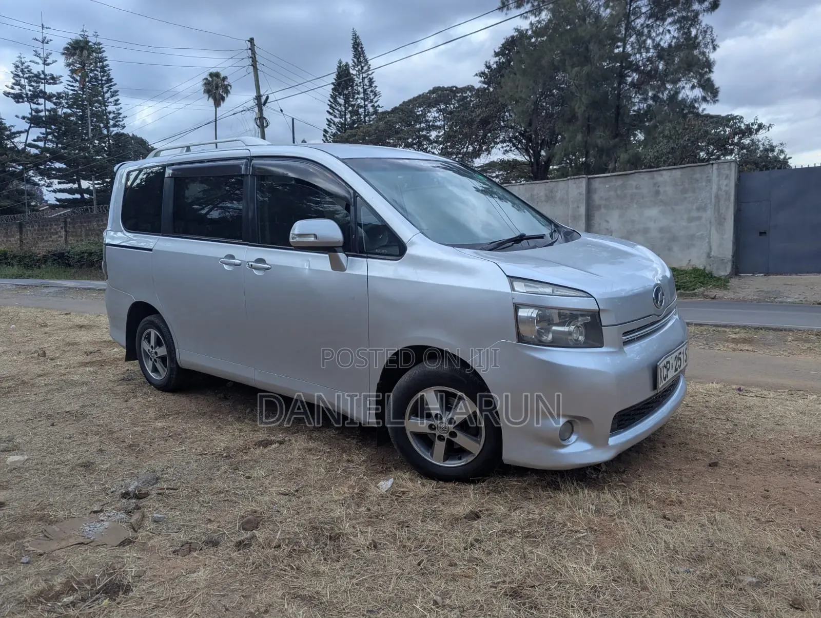 Toyota Voxy V 2WD 8-Seater 2012 Silver