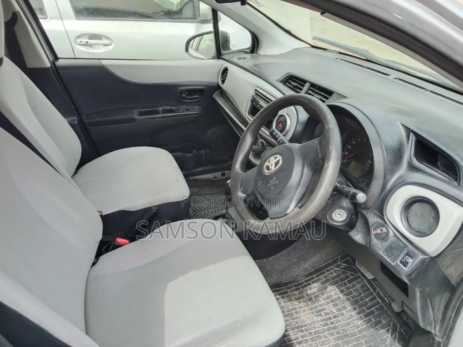 Toyota Vitz 2012 Silver