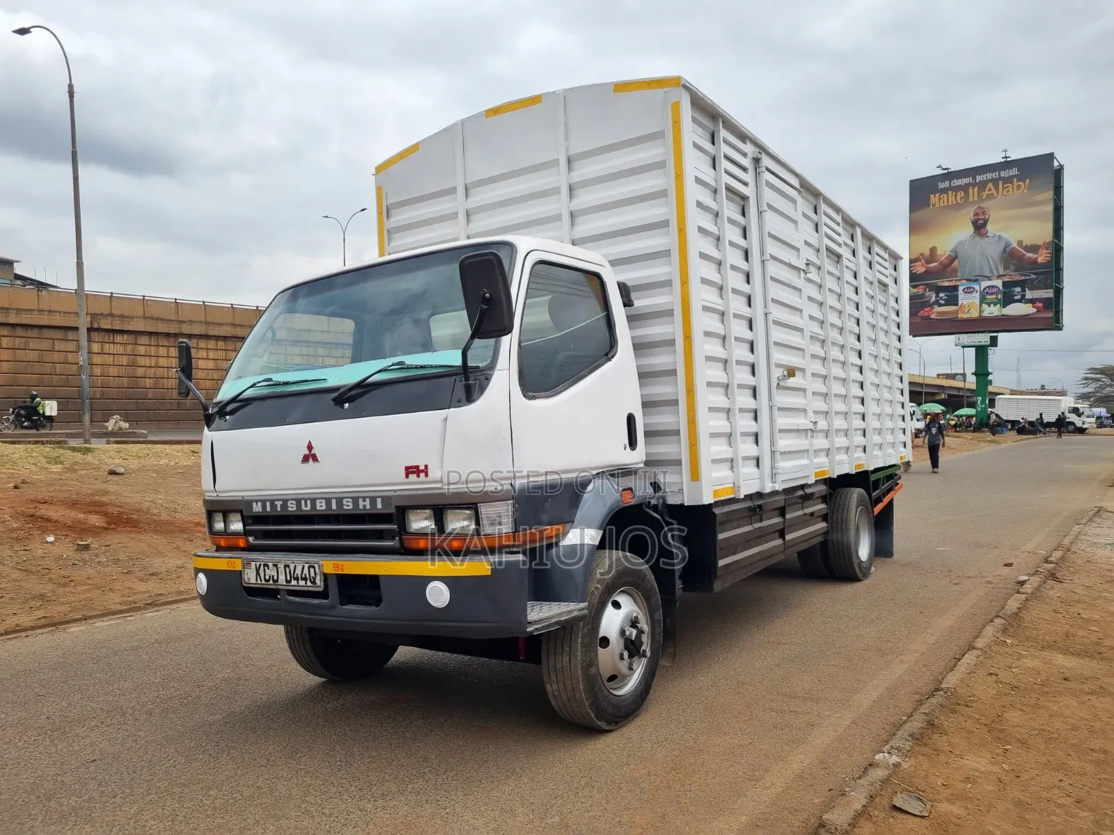 Mitsubishi FH 2017 White