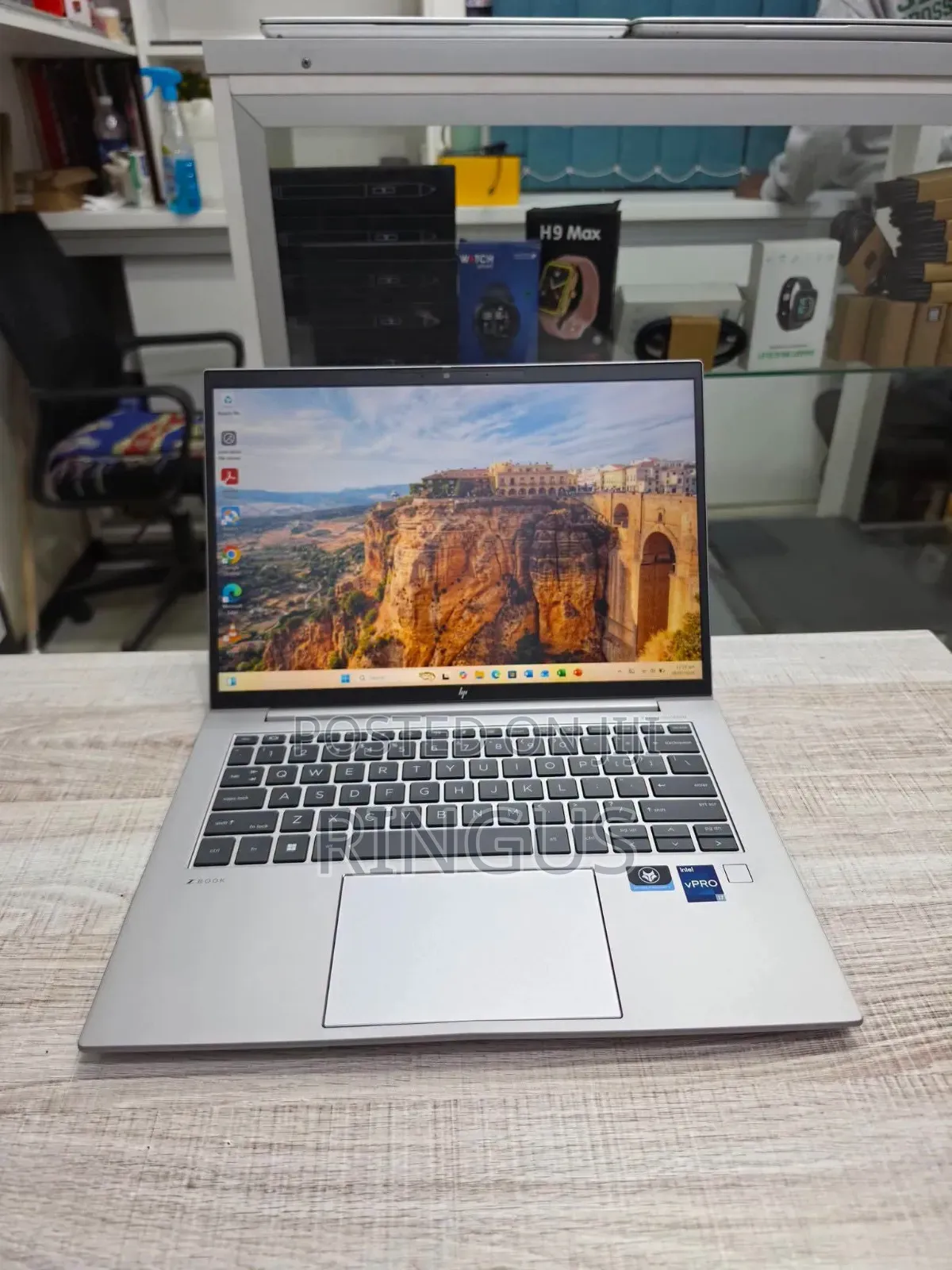 New Laptop HP ZBook Firefly G9 16GB Intel Core i7 SSD 512GB