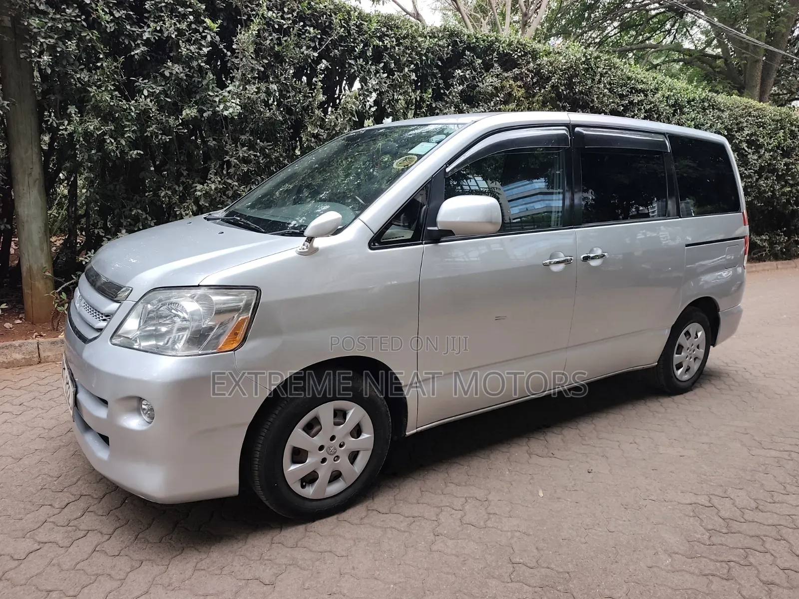 Toyota Noah 2.0 FWD (8 Seater) 2006 Silver