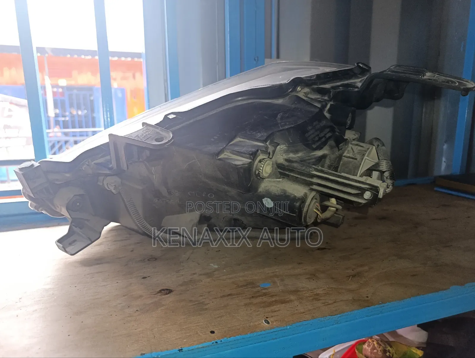 D-Max Non-Xenon Headlight