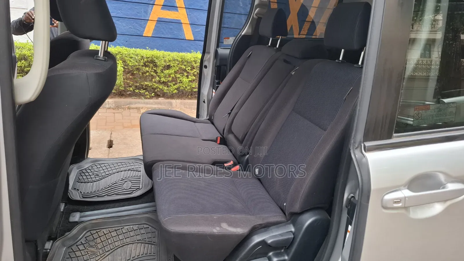 Toyota Noah 2.0 FWD (8 Seater) 2015 Silver