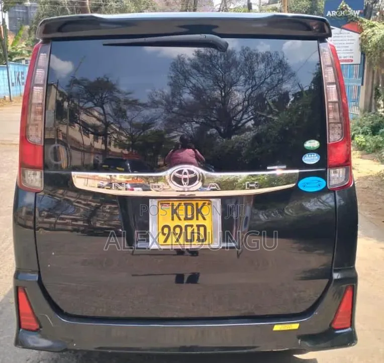 Toyota Noah 2015