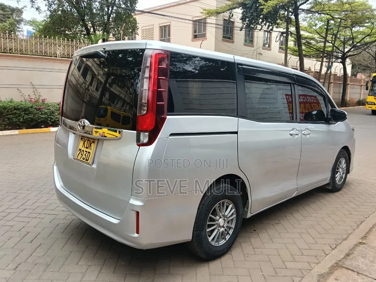 Toyota Noah 2.0 FWD (8 Seater) 2015 Silver