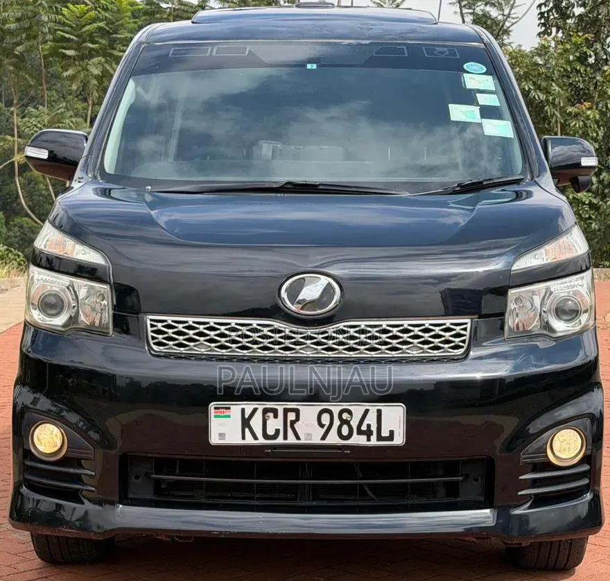 Toyota Voxy 2011