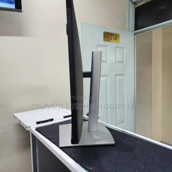 Dell P2724deb 27′′ Video Conferencing Monitor