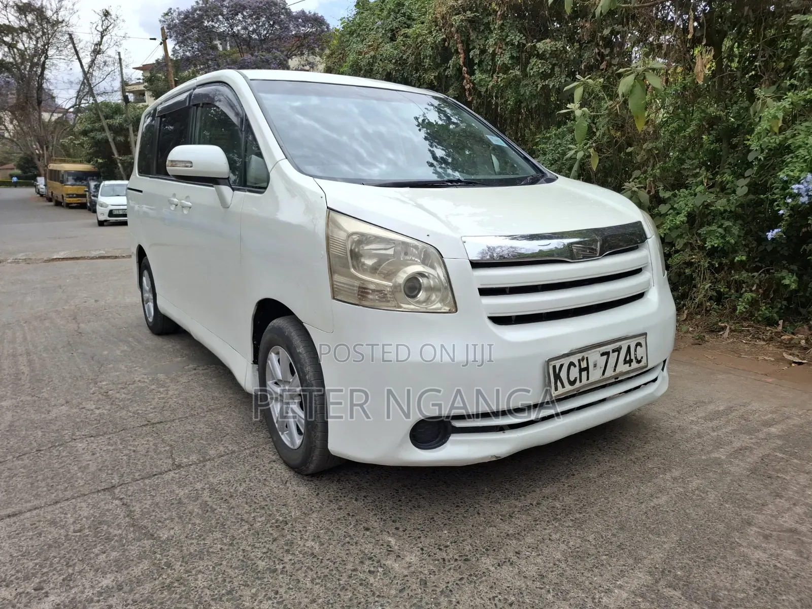 Toyota Noah 2.0 158hp FWD (8 Seater) 2009 White