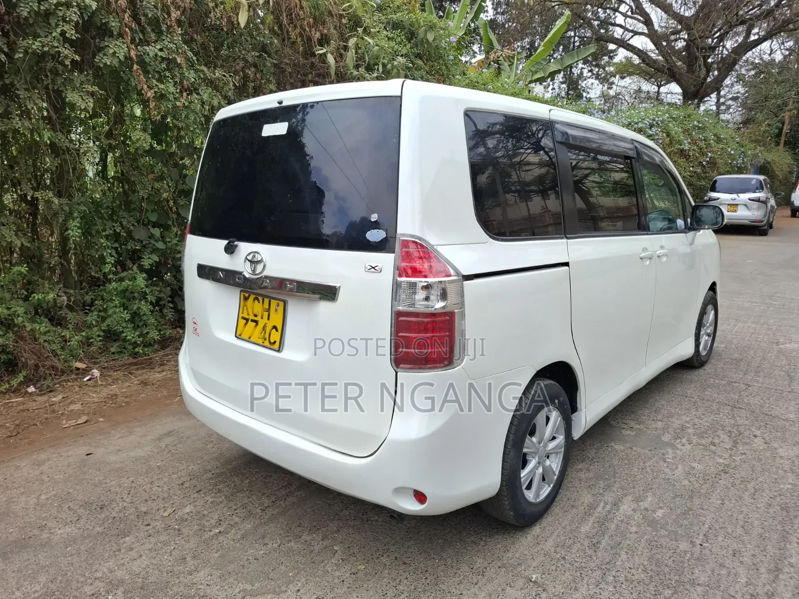 Toyota Noah 2.0 158hp FWD (8 Seater) 2009 White