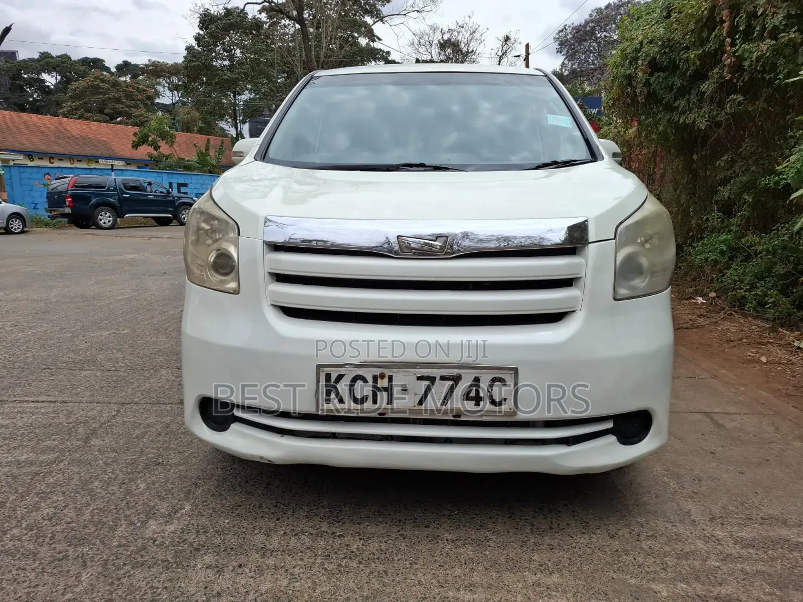 Toyota Noah 2.0 158hp FWD (8 Seater) 2009 White