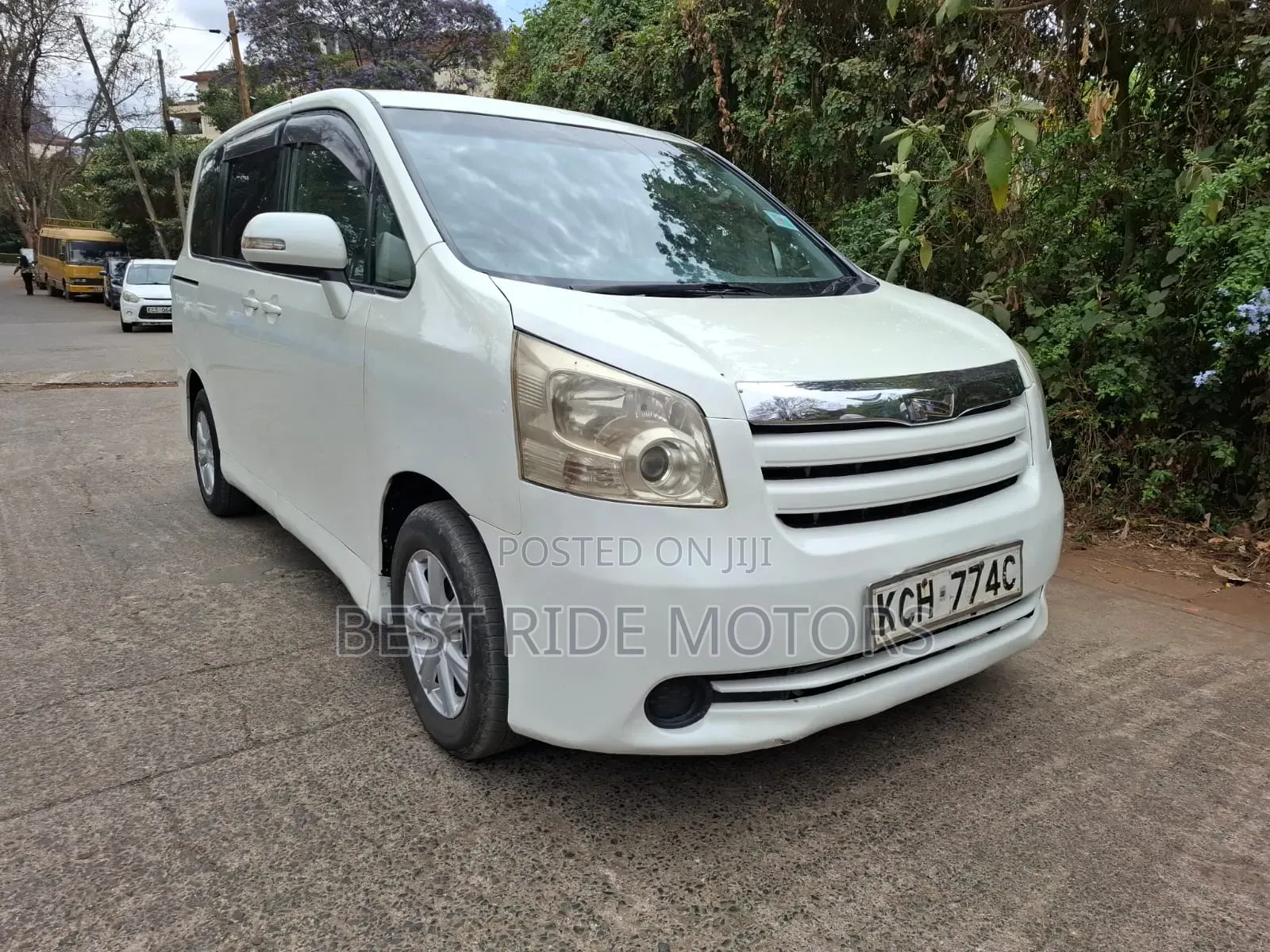 Toyota Noah 2.0 158hp FWD (8 Seater) 2009 White