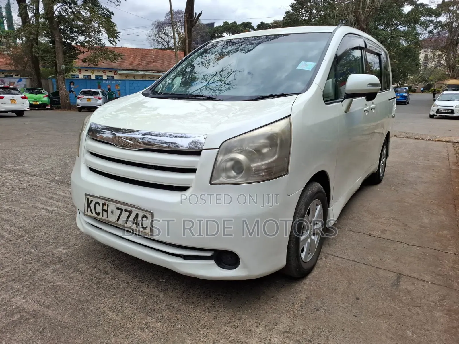 Toyota Noah 2.0 158hp FWD (8 Seater) 2009 White