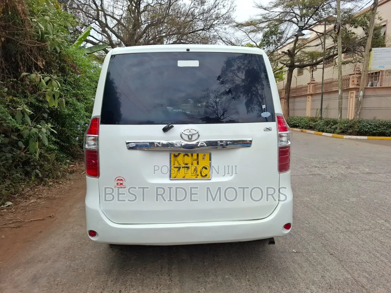 Toyota Noah 2.0 158hp FWD (8 Seater) 2009 White