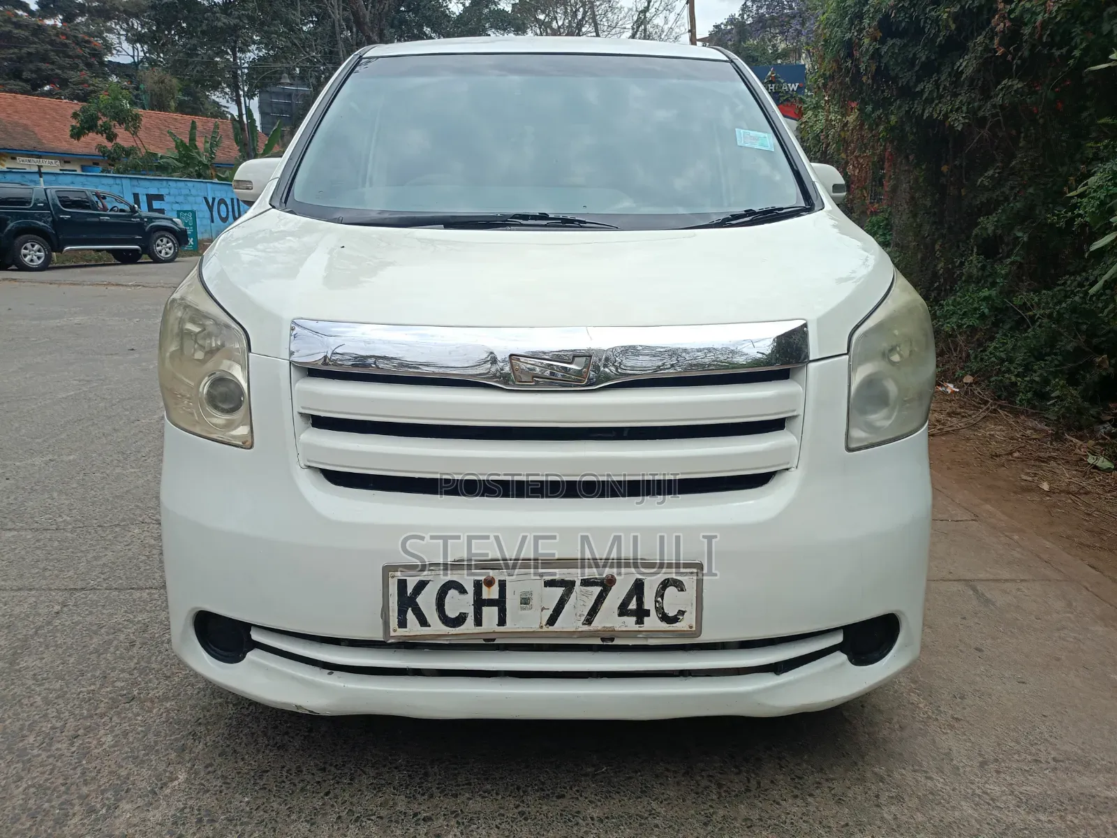 Toyota Noah 2.0 143hp FWD (8 Seater) 2009 White