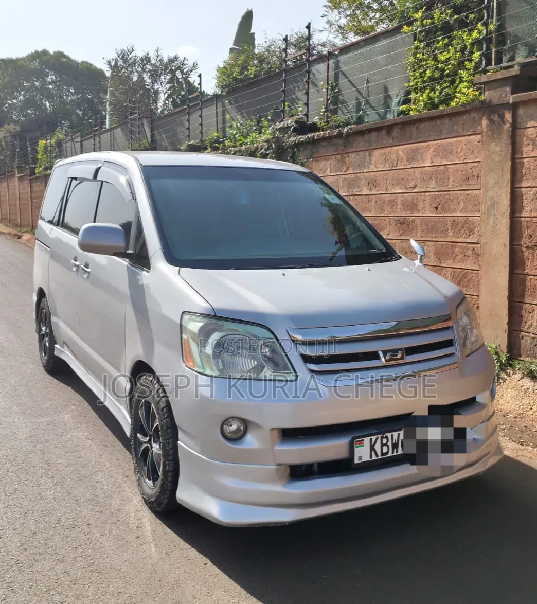 Toyota Noah 2006 Silver