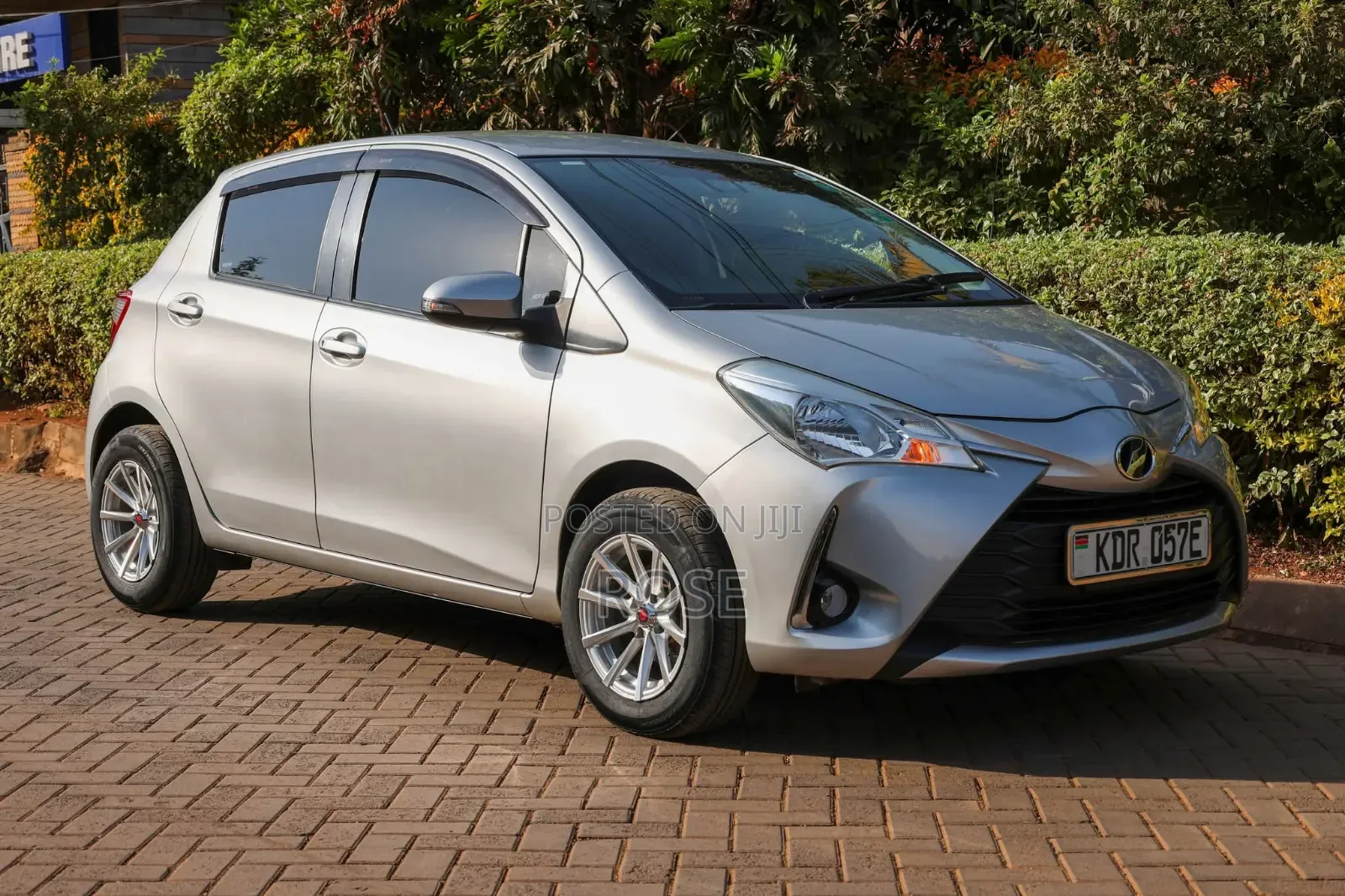 Toyota Vitz 2017 Silver