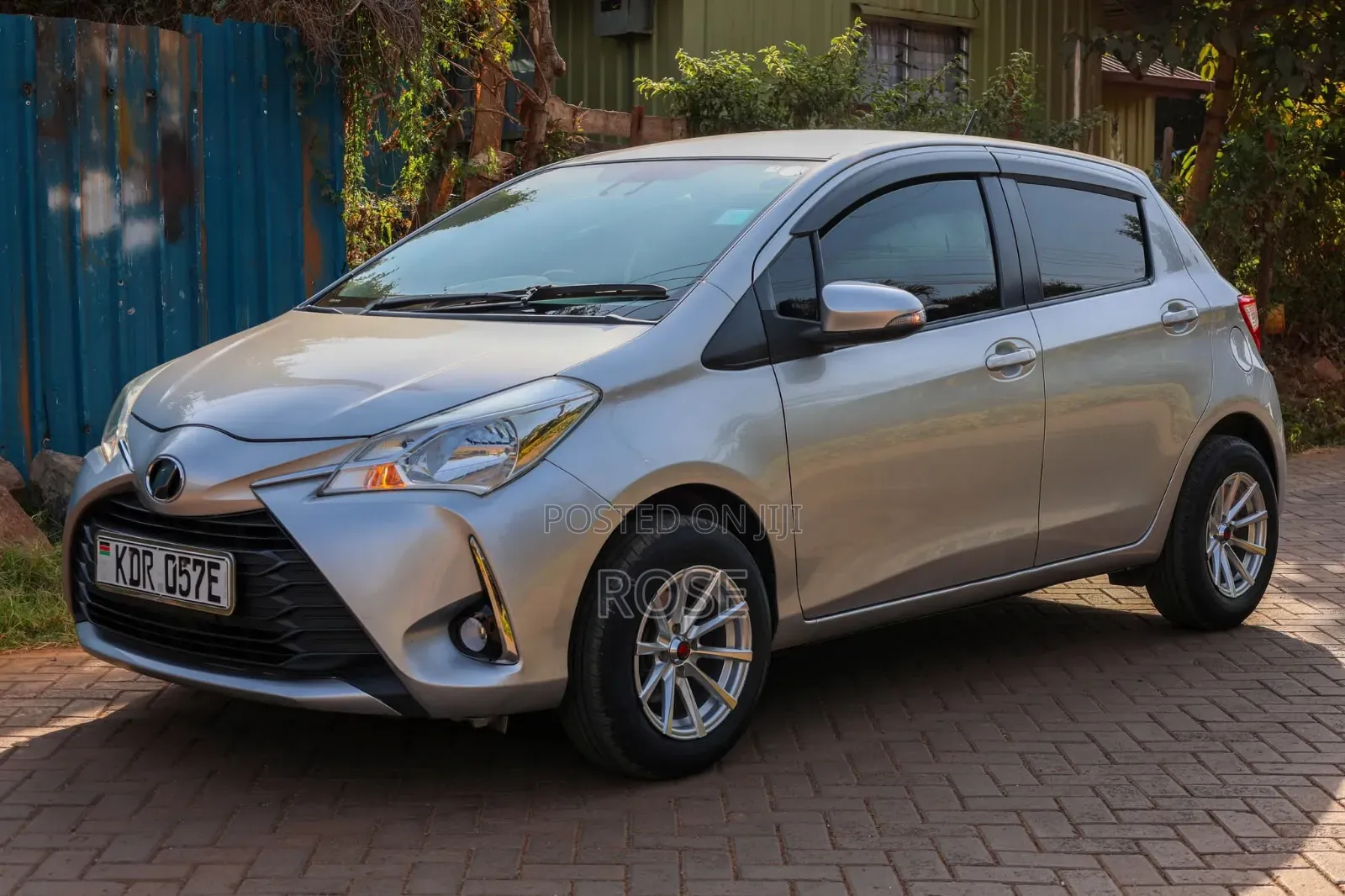 Toyota Vitz 2017 Silver