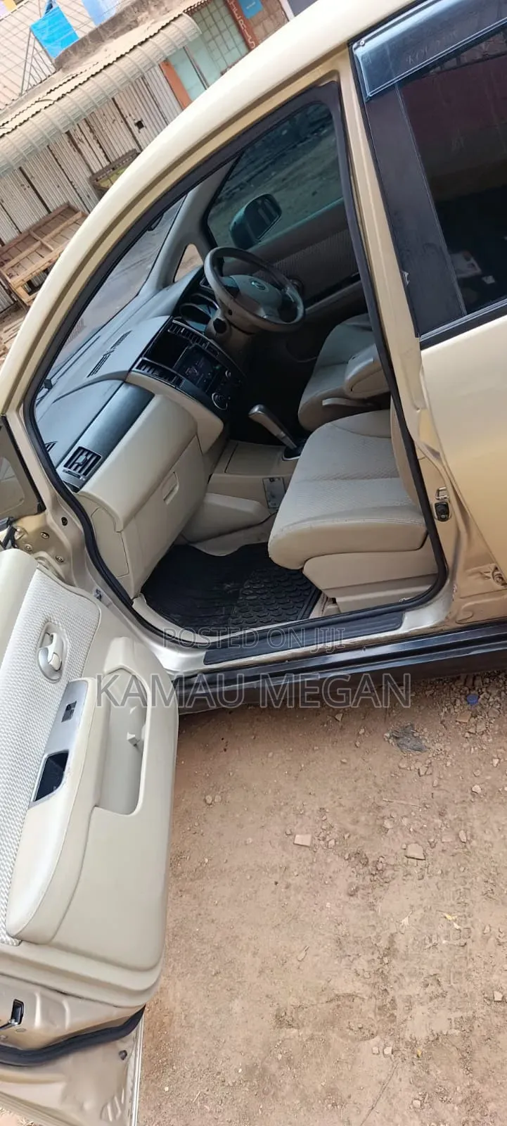 Nissan Tiida 2012 Gold