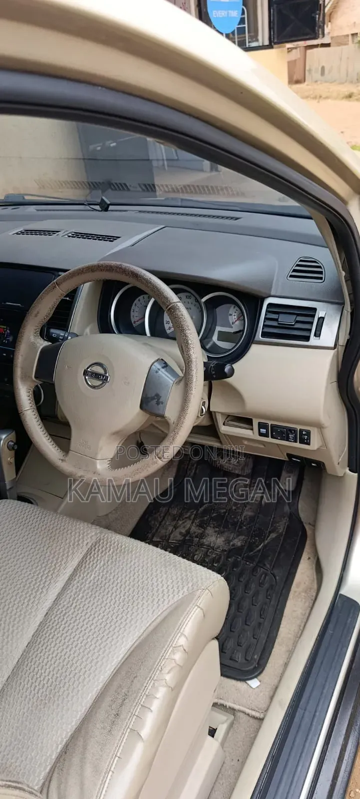Nissan Tiida 2012 Gold