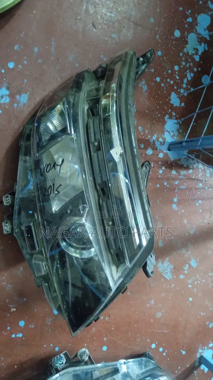 Toyota Voxy 2015 Headlight Xenon
