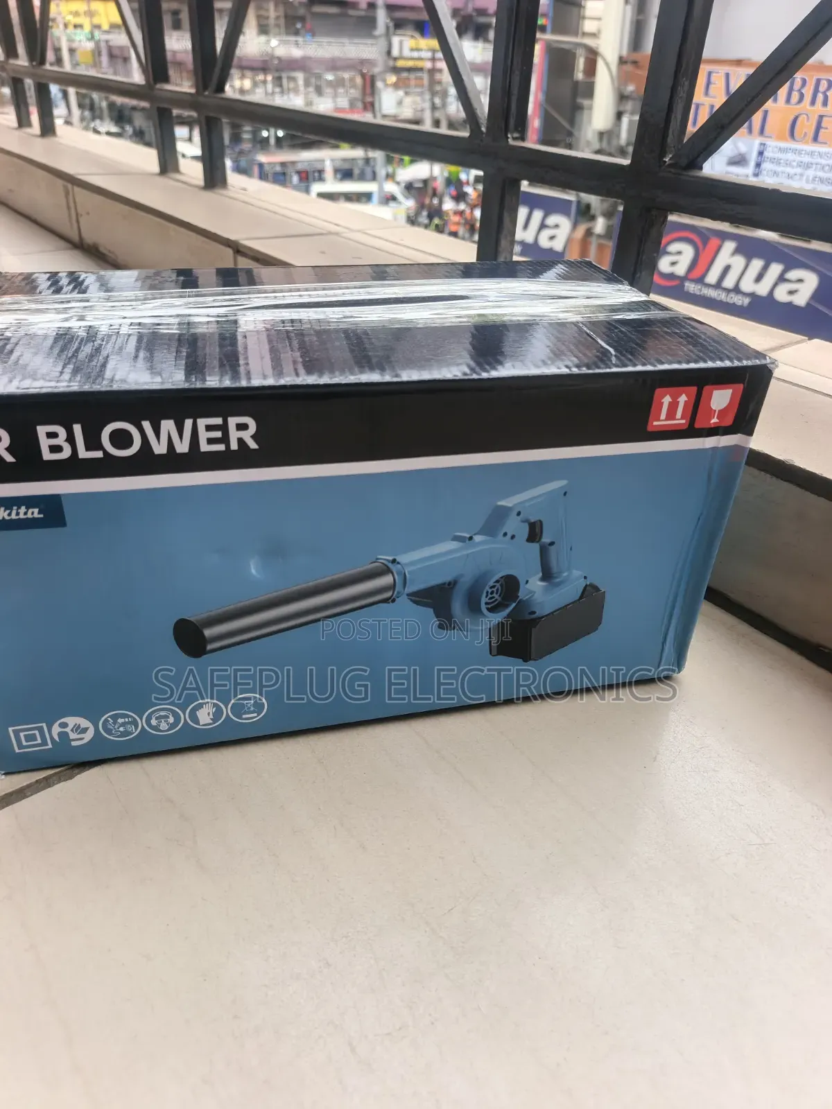 Makita 198V Cordless Electric Air Blower (Complete 2-Battery Kit)
