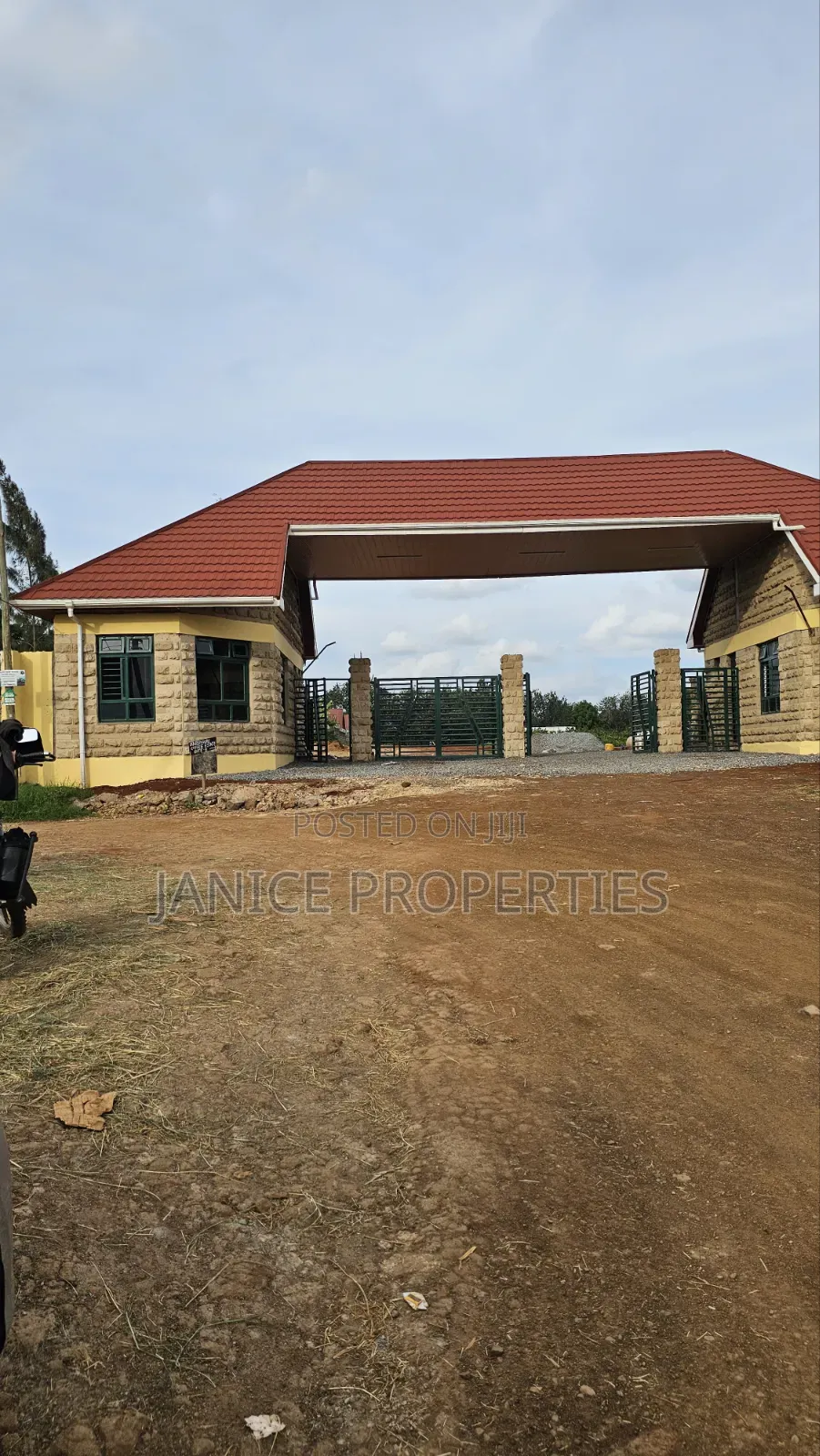 Secure Your 1/4 Acre Today! Experience Luxury Living at Karunguru