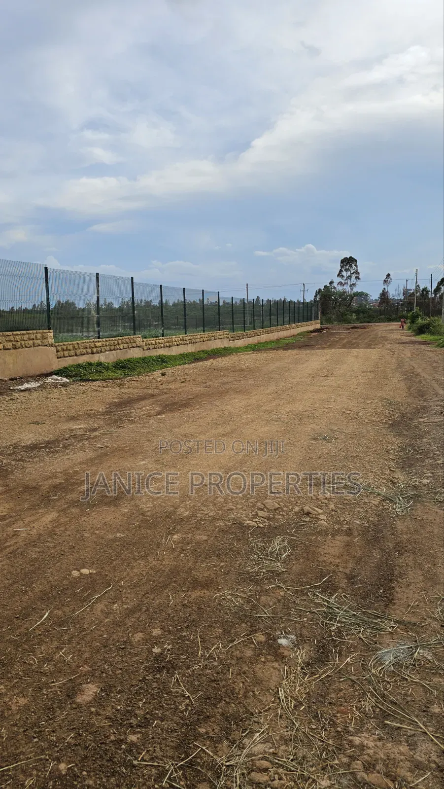 Secure Your 1/4 Acre Today! Experience Luxury Living at Karunguru