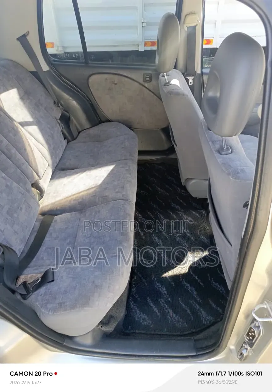 Toyota Raum 2000 Gray