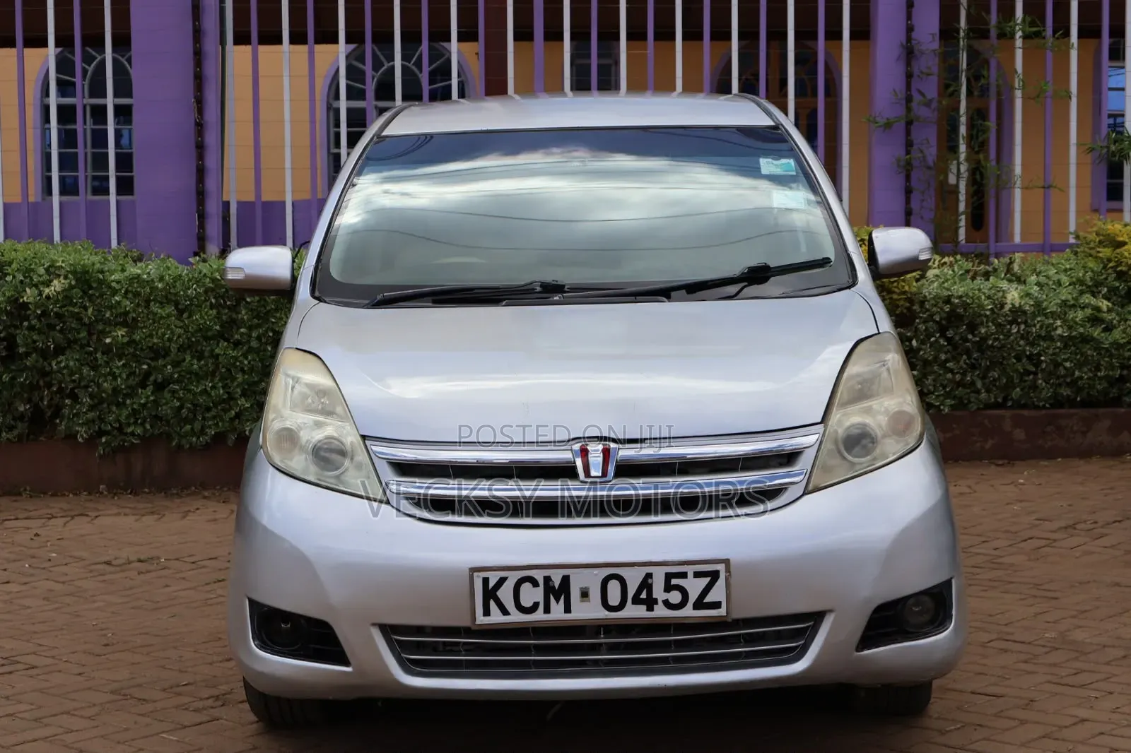 Toyota ISIS 2010 Silver
