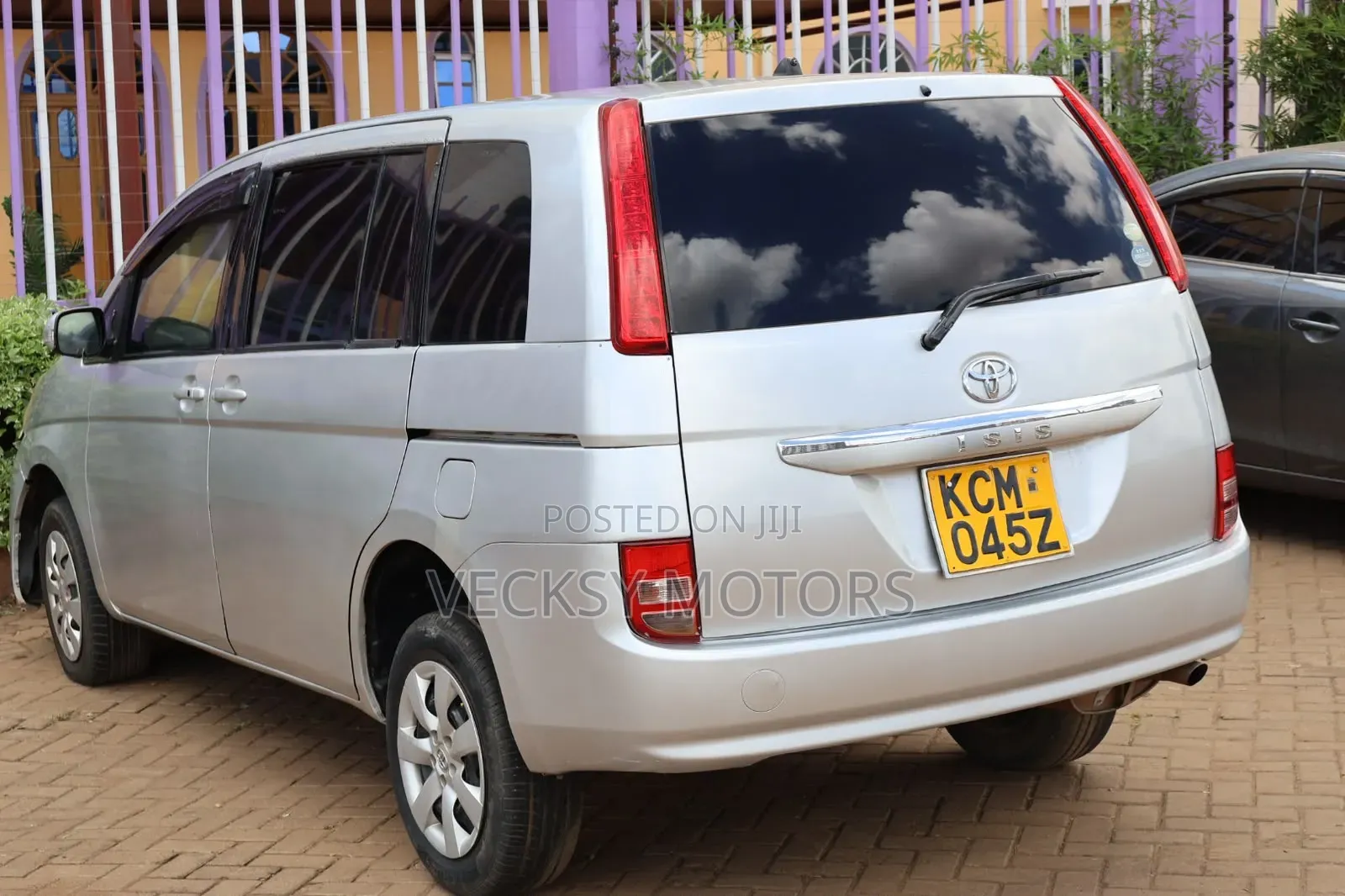 Toyota ISIS 2010 Silver