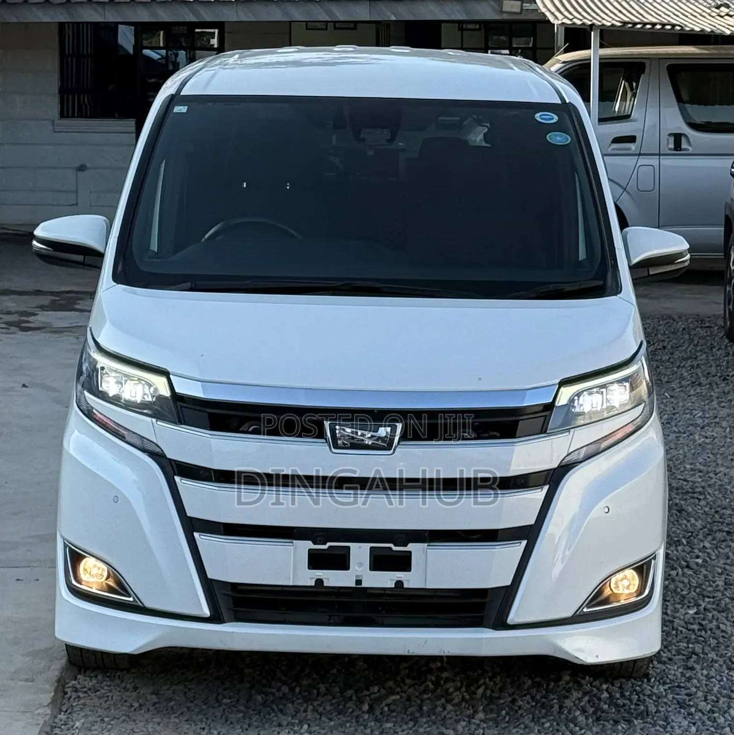 Toyota Noah 1.8 FWD Hybrid (7 seater) 2019 White