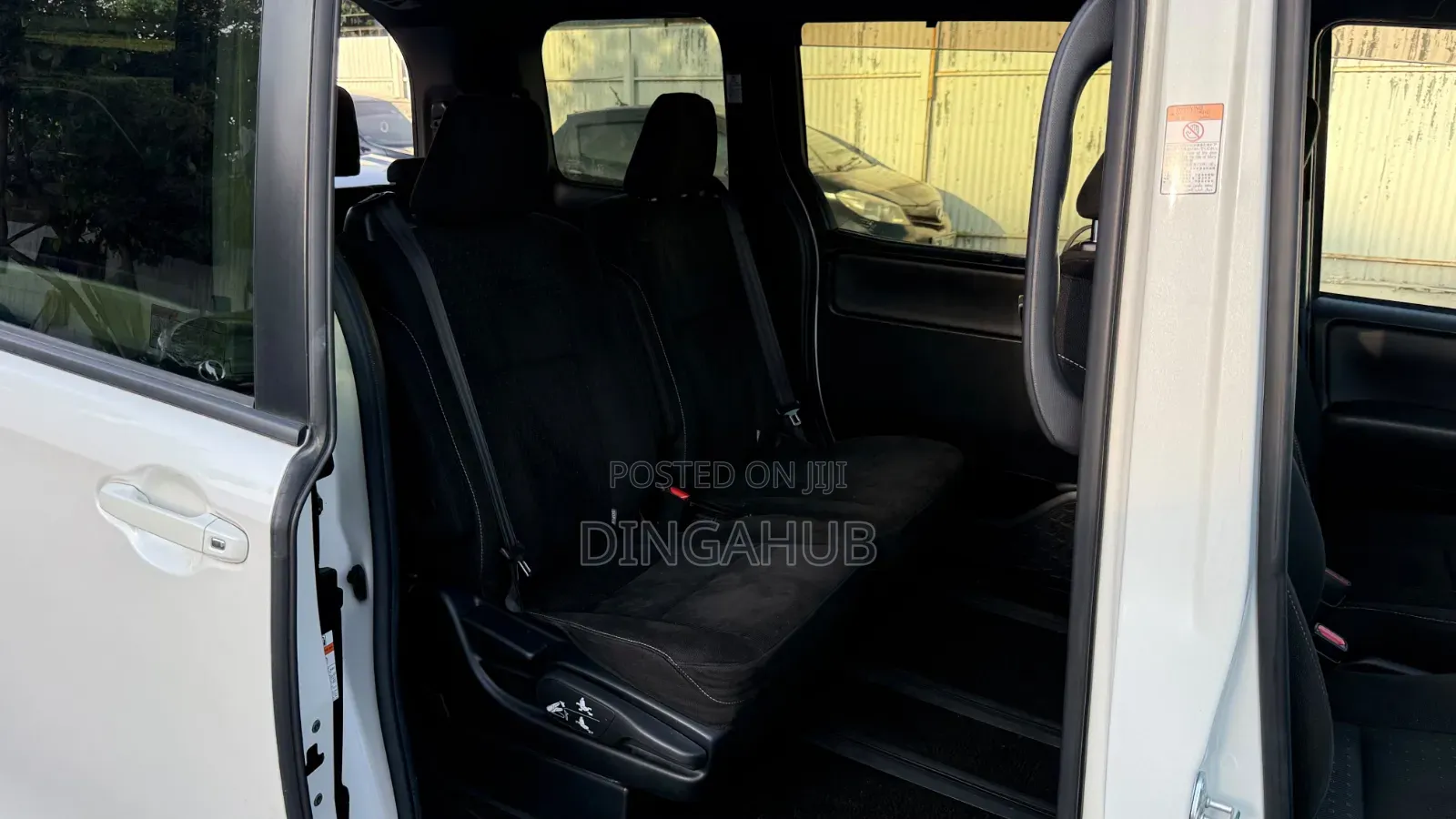 Toyota Noah 1.8 FWD Hybrid (7 seater) 2019 White