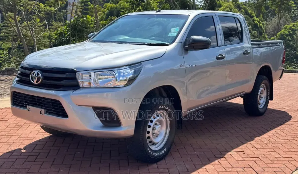 Toyota Hilux 2023 Gray