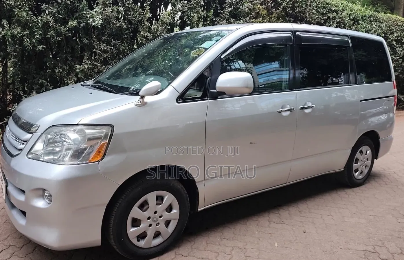 Toyota Noah 2.0 FWD (8 Seater) 2006 Silver
