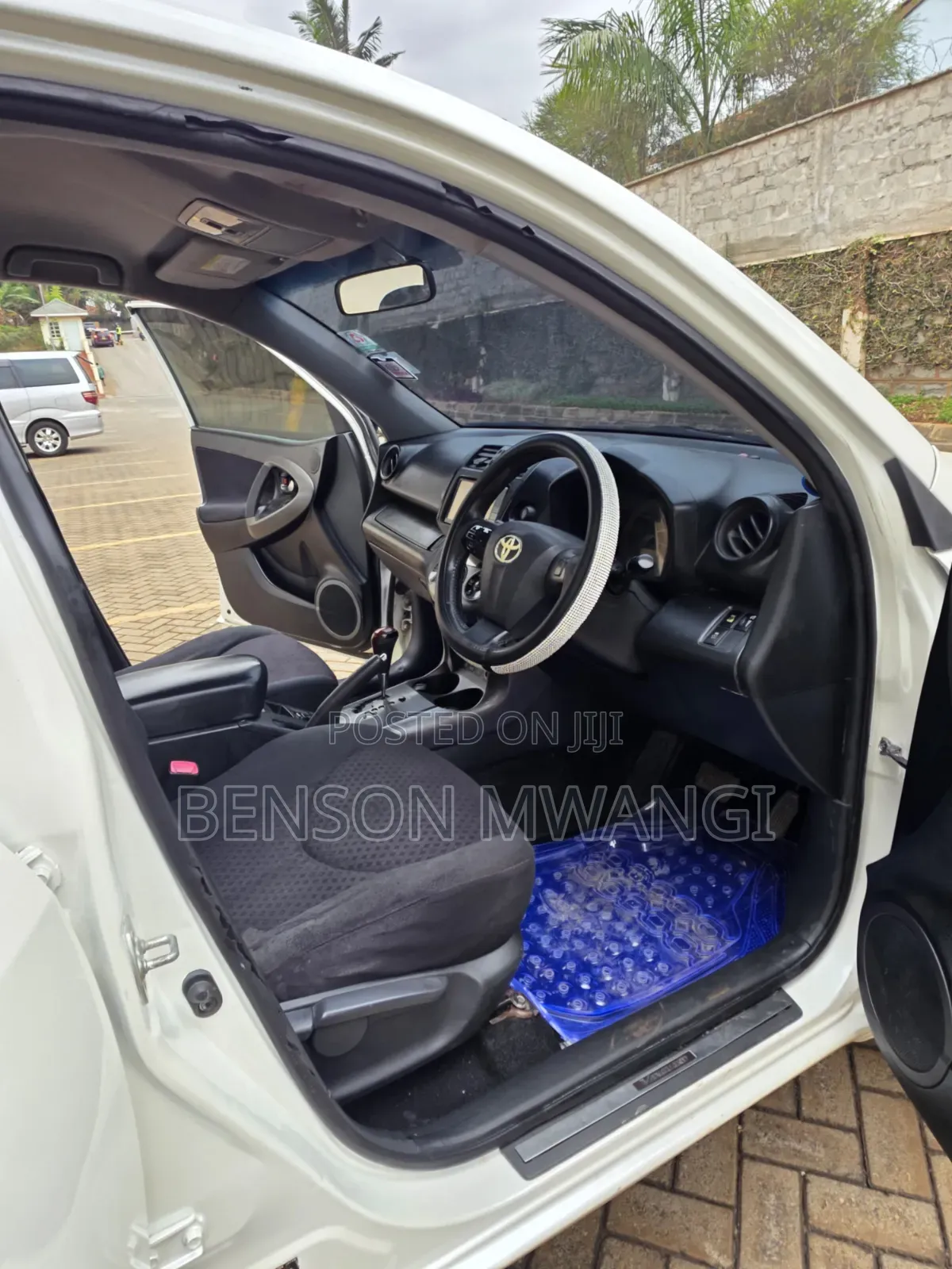 Toyota Vanguard 2010 White